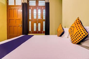 هتل Spot On 68052 Surya Guest House
