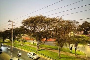 בית מלון כפרי Leo Hostal Do Do Piura