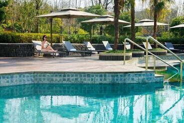 هتل Lushan West Sea Resort, Curio Collection By Hilton