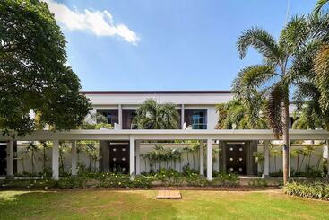 דירות לתיירים Oxygen Villa By Alexanders