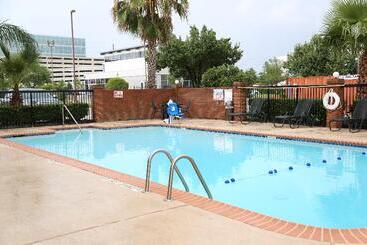 Отель Comfort Inn & Suites Houston I10 West Energy Corridor