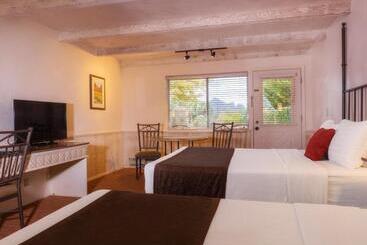 هتل Sky Ranch Lodge