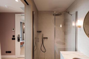 هتل 123 Mainstreet Boutique