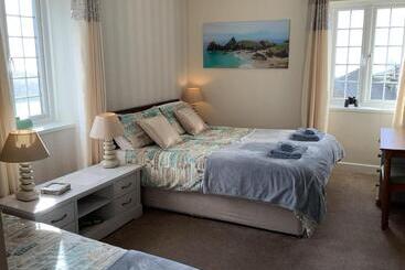 Haelarcher Farmhouse And Helicopter B&b