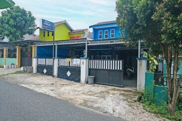 هتل Oyo 2954 Aulia Homestay