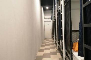 فندق Spot On 89871 Snooze Hostel