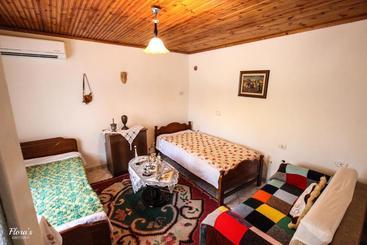 پانسیون Flora S Guesthouse  The Fir Gate