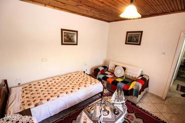 پانسیون Flora S Guesthouse  The Fir Gate