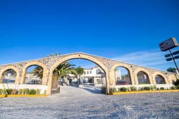 فندق Capital O Descanso Inn