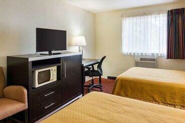 בית מלון כפרי Quality Inn Chesapeake