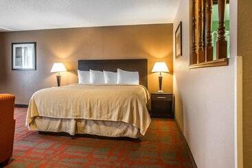 모텔 Quality Inn & Suites