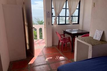 Общежитие La Coral Beach House