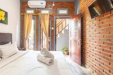 پانسیون The Backyard House
