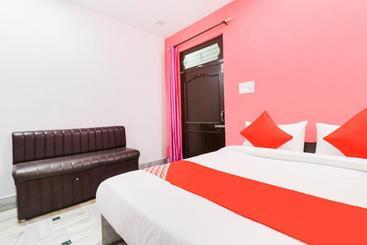 هتل Oyo 68331 Raj Palace