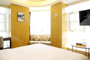 בית מלון כפרי Greentree Inn Zhumadian High Speed Rail Station Square Store