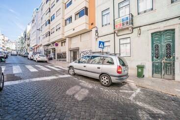 آپارتمانهای توریستها Wood Wall & Garden Apartment