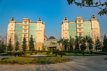 Отель Four Leaf Service Suites