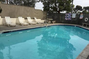 Отель Super 8 By Wyndham National City Chula Vista