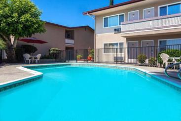 مُتل Super 8 By Wyndham Canoga Park
