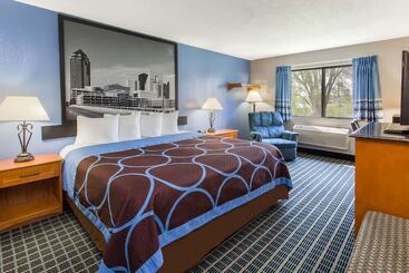 汽车旅馆  Super 8 By Wyndham Iowa City/coralville