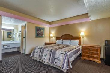 فندق على الطريق Travelers Inn Midwest City