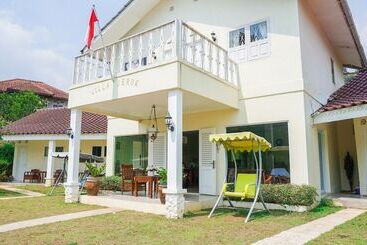 Отель Villa Jeruk By Oyo Rooms