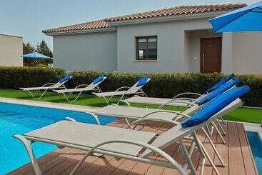 Жильё для туристов Angie Luxury Beach Villas