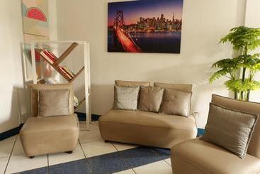 Hotel Country Living Hostel Tagaytay Center