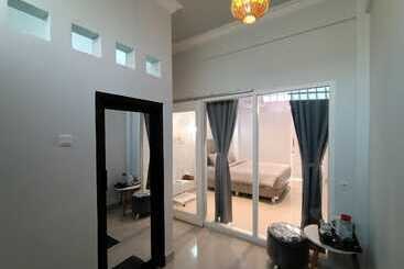 تختخواب و صبحانه Bis Homestay