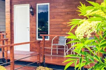 Отель Pondanu Cabins By The Lake