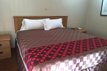 호텔 Townhouse Inn And Suites