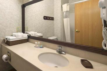 هتل Travelodge & Suites By Wyndham Fargo/moorhead