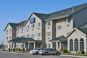 هتل Travelodge & Suites By Wyndham Fargo/moorhead