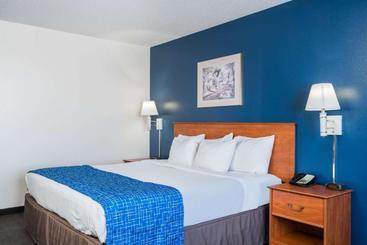 هتل Travelodge & Suites By Wyndham Fargo/moorhead