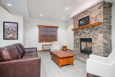 هتل Travelodge & Suites By Wyndham Fargo/moorhead