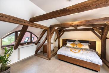 膳宿费 Residence Hluboká