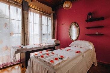 هتل Gorilla Heights Lodge