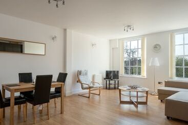 Luxurious 2 Bed Apartment In Central Bedford