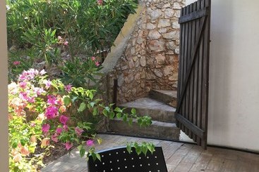 Quiet Cottage With Pool
