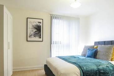 Жильё для туристов Tudors Esuites Birmingham Apartments With Gated Parking