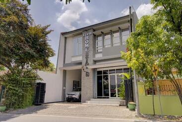 فندق Oyo 3229 Ijen Residence