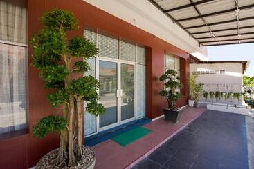 בית מלון כפרי Oyo 3225 Alinia Residence