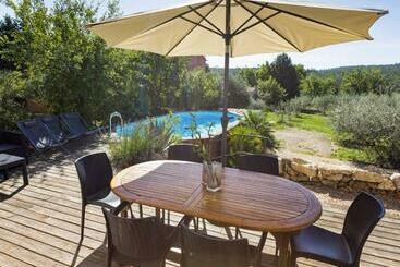 ツーリストアパートメント Modern Holiday Home With Private Pool