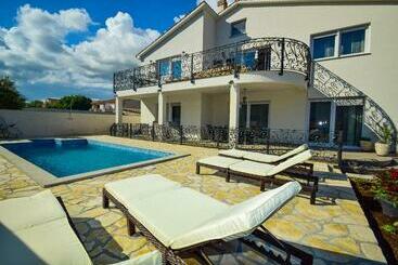 ツーリストアパートメント Mary Rose