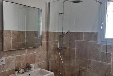 پانسیون Chambres Lougolin