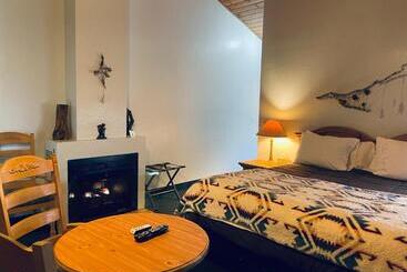 민박 Whispering Pines Lodge