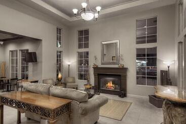 ホテル University Park Inn & Suites