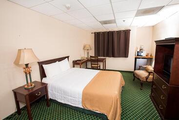 Отель Village Inn & Suites Marysville