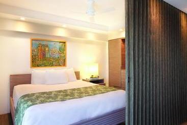 Отель Waikiki Shore By Outrigger