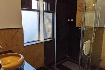 هتل The Earth House Resort